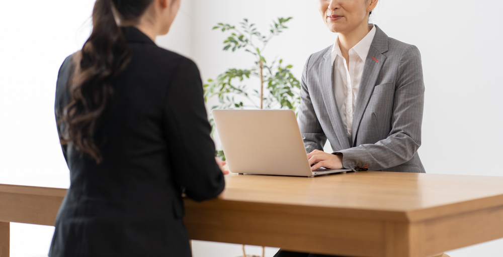外国人社員の相談に乗っている人事担当者の画像