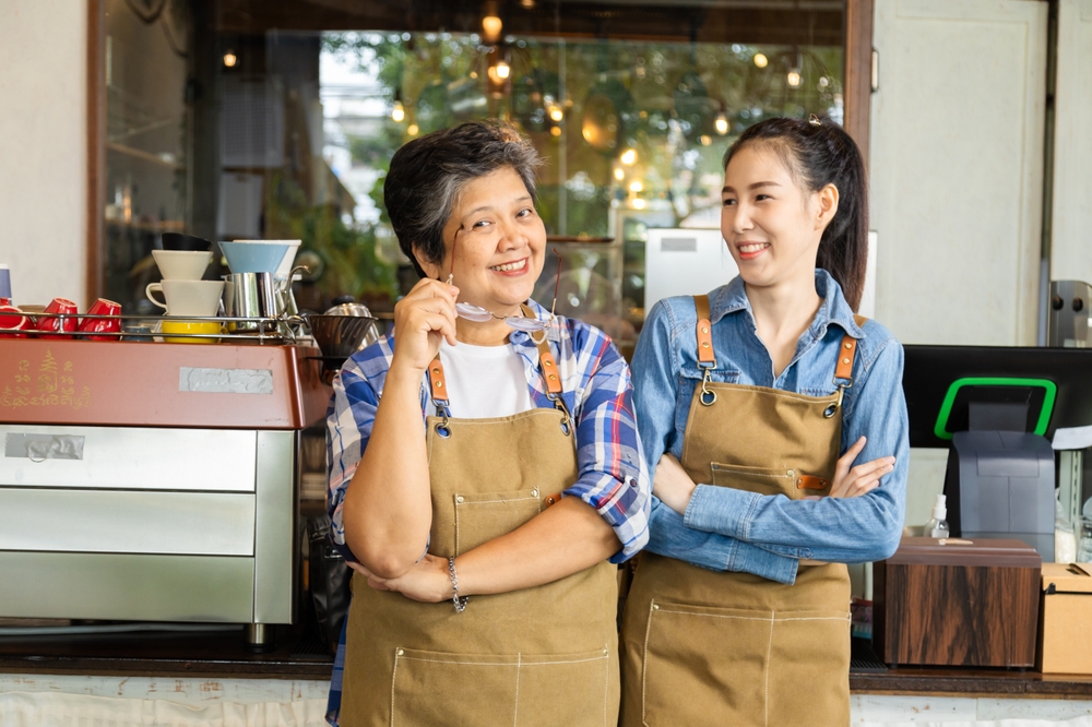 定年後にカフェで働くシニア女性の画像