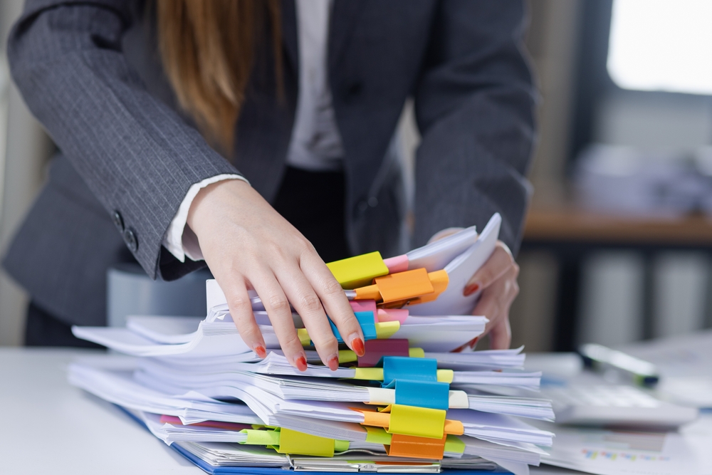 資料を探す採用担当者の画像