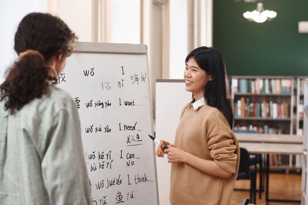 中国人が英語を話している画像