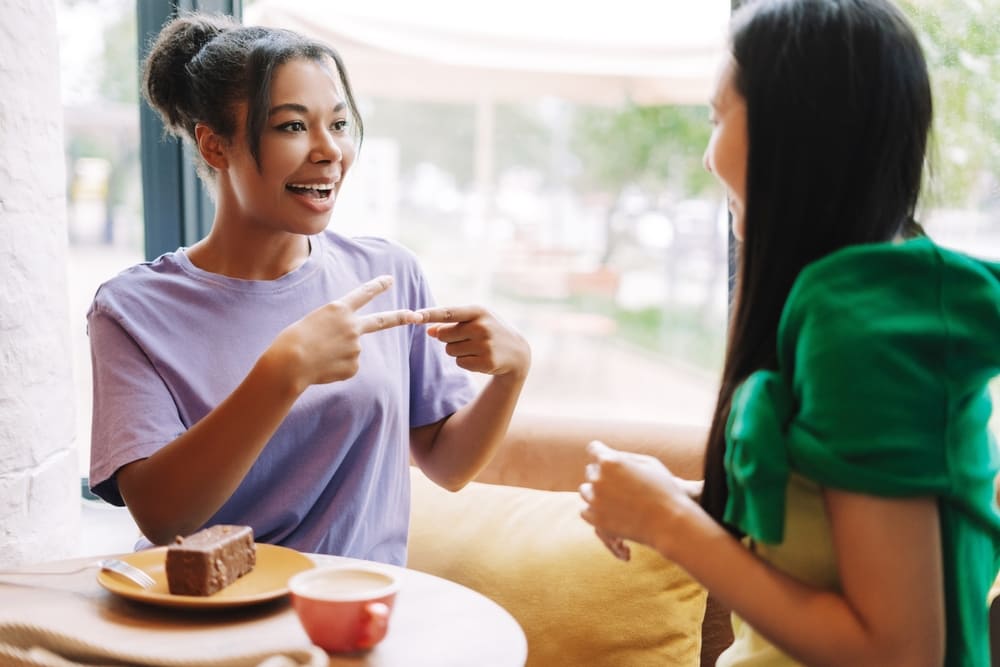 カフェを会話をしている画像