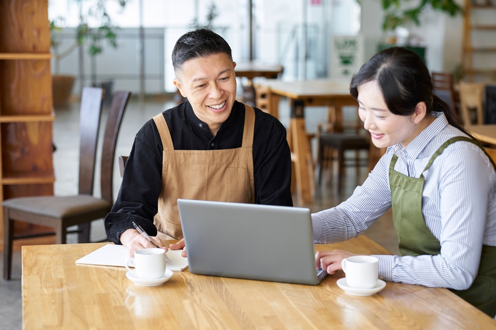 外国人雇用について情報収集する飲食店スタッフの画像