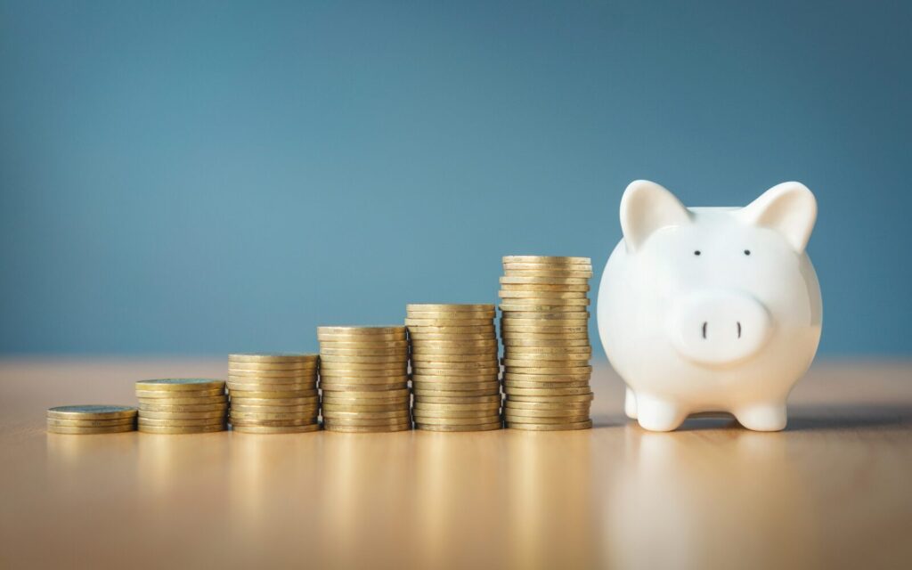 硬貨と貯金箱の画像