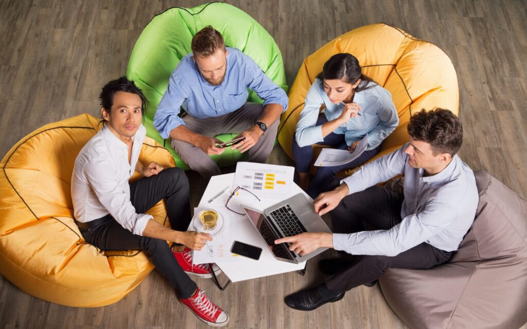 多国籍企業のミーティング中の画像