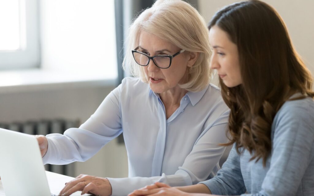 メンターのサポートを受けながら業務を進める外国人の画像