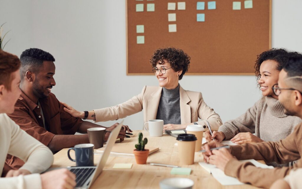 笑顔で働くグローバル企業の仲間たち