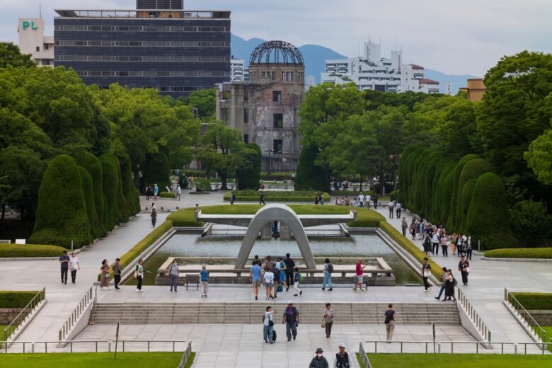 広島県の平和記念公園と原爆ドームの画像