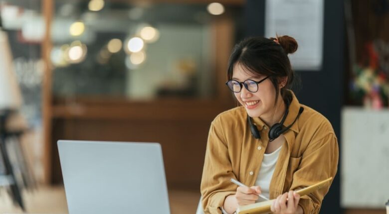 英語を勉強している女性の画像