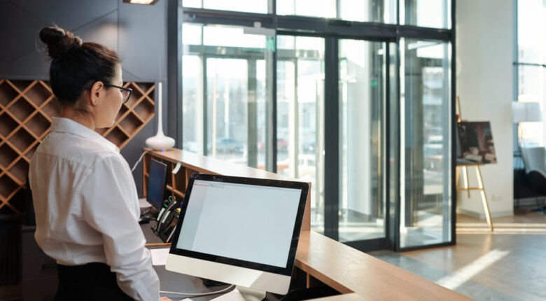 ホテルのフロントマンとして働いている人の画像