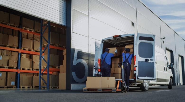 運輸業で働いている人が荷物をトラックに積んでいる画像