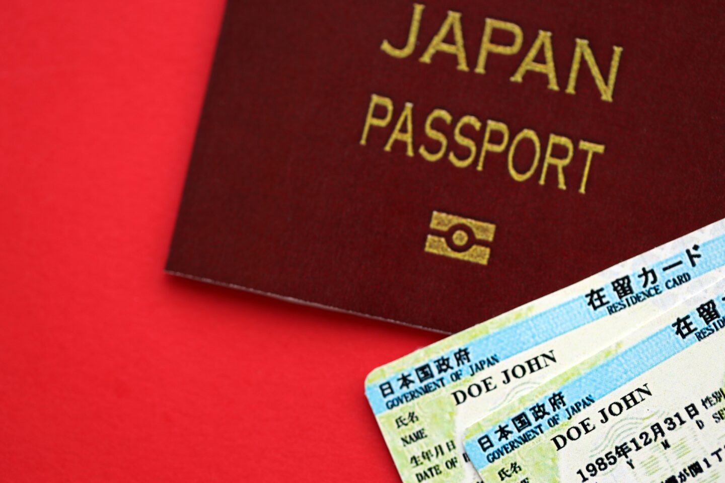 在留カード更新に必要な書類とオンライン申請方法を解説した記事のイメージ